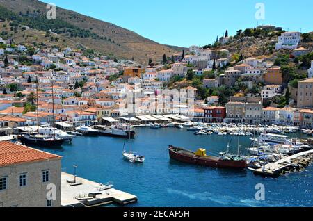 Paysage avec vue panoramique sur le port d'Hydra avec les bateaux de pêche traditionnels et l'architecture néoclassique dans l'île d'Hydra, Attica Grèce. Banque D'Images