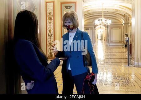 Washington, États-Unis. 13 février 2021. Le sénateur Tina Smith, démocrate du Minnesota, à droite, s'adresse à un membre des médias au Capitole des États-Unis à Washington, DC, le samedi 13 février 2021. Le Sénat a voté pour examiner une demande de témoins lors du procès de destitution de Donald Trump, en injectant un nouvel élément chaotique qui pourrait finir par prolonger les procédures qui semblaient en bonne voie de se terminer aujourd'hui. Photo de piscine par Stefani Reynolds/UPI crédit: UPI/Alay Live News Banque D'Images