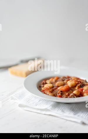 Pommes de terre italiennes Gnocchi, cocotte de bœuf et parmesan Banque D'Images