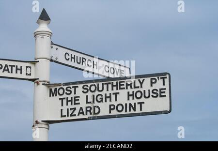 Panneau routier dans le village de Lizard sur la péninsule de Lizard, Cornouailles. Pointant vers le point le plus au sud du Royaume-Uni et la maison de lumière à Lizard point. Banque D'Images