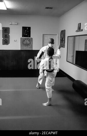 Cette photo d'action est de mon fils et de ses camarades de classe dans une classe de karaté. Karate est un sport physiquement et mentalement stimulant qui renforce l'agilité. Banque D'Images