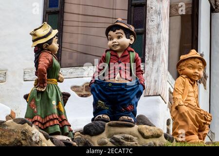 RAQUIRA, COLOMBIE - FÉVRIER 2021. Beaux artisans dans la petite ville de Raquira. La ville de pots, Colombie Banque D'Images