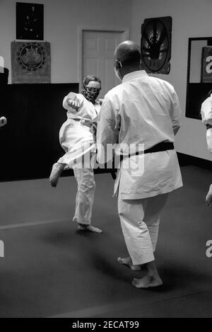 Cette photo d'action est de mon fils et de ses camarades de classe dans une classe de karaté. Karate est un sport physiquement et mentalement stimulant qui renforce l'agilité. Banque D'Images