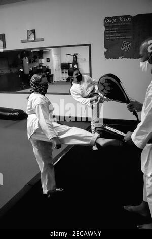 Cette photo d'action est de mon fils et de ses camarades de classe dans une classe de karaté. Karate est un sport physiquement et mentalement stimulant qui renforce l'agilité. Banque D'Images