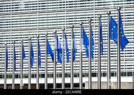 Drapeaux européens de l'UE devant le bâtiment Berlaymont, siège de la Commission européenne, Bruxelles, Belgique Banque D'Images