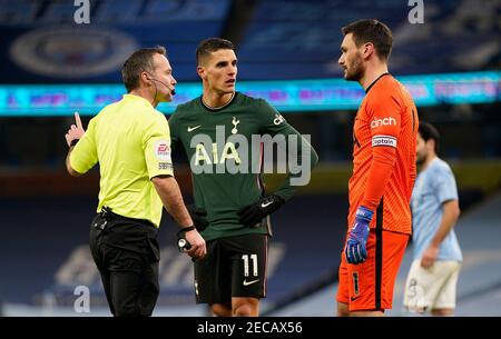 L'arbitre Paul Tierney a parle avec Erik Lamela (au centre) de Tottenham Hotspur et Hugo Lloris lors du match de la Premier League au Etihad Stadium de Manchester. Date de la photo: Samedi 13 février 2021. Banque D'Images