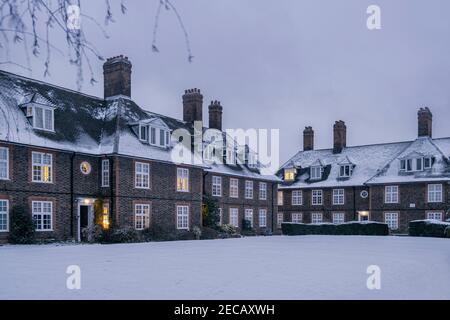 Maisons de style Art & Crafts dans la banlieue de Hampstead Garden, Bigwood court, London Borough of Barnett, Londres, Royaume-Uni Banque D'Images