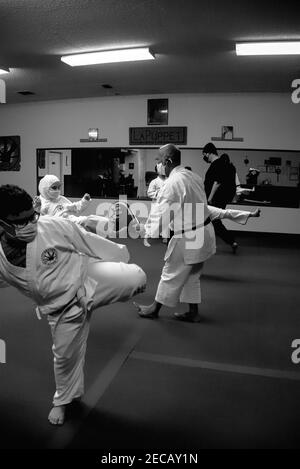 Cette photo d'action est de mon fils et de ses camarades de classe dans une classe de karaté. Karate est un sport physiquement et mentalement stimulant qui renforce l'agilité. Banque D'Images