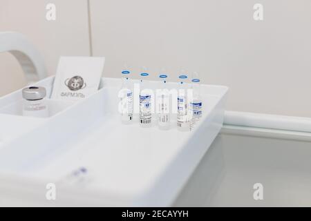 Omsk, Russie, février 9,2021. Vaccin Spoutnik. Ampoules de vaccin connues sous le nom de Spoutnik V.Ampules avec des lettres russes traduites sous le nom de Gam-COVID-Vac, Component Banque D'Images