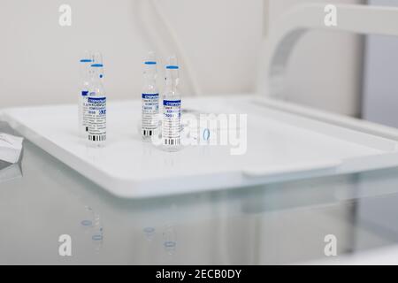 Omsk, Russie, février 9,2021. Vaccin Spoutnik. Ampoules de vaccin connues sous le nom de Spoutnik V.Ampules avec des lettres russes traduites sous le nom de Gam-COVID-Vac, Component Banque D'Images