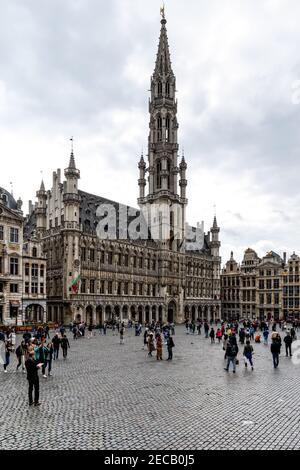 Hôtel de ville médiéval et visites touristiques sur la Grand place, place Grote Markt à Bruxelles, Belgique Banque D'Images