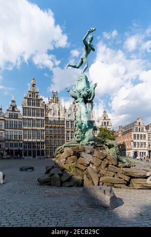 Fontaine Brabo et salles de guilde historiques du XVIe siècle sur la place Grote Markt à Anvers, Flandre, Belgique Banque D'Images
