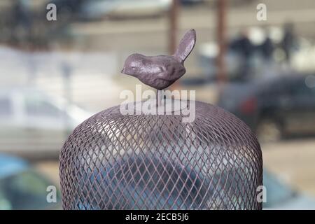 Cage à oiseaux en métal avec oiseau décoratif. Gros plan. Banque D'Images