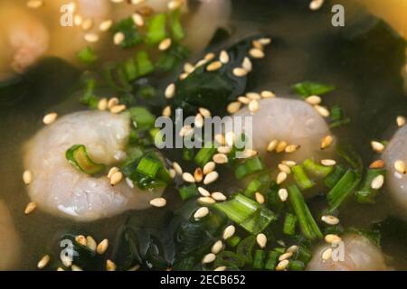 Soupe japonaise miso avec crevettes et algues kombu. Macro. La photo peut être utilisée tout l'arrière-plan asa. Banque D'Images