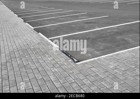 Les places de stationnement se trouvent dans un parking, avec des lignes blanches en gros plan. Banque D'Images
