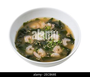 Soupe japonaise miso avec crevettes et algues kombu. Isolé sur un fond blanc. Banque D'Images