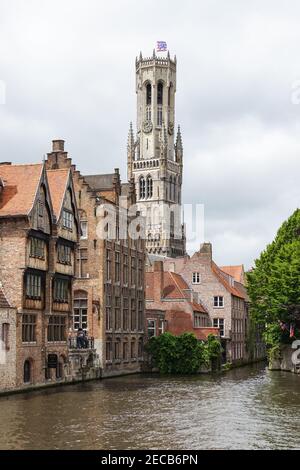 Bâtiments médiévaux sur le canal de Dijver avec le clocher du beffroi vu de Rozenhoedkaai à Bruges, Belgique Banque D'Images