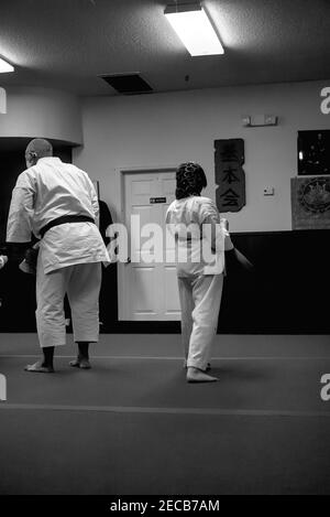 Cette photo d'action est de mon fils et de ses camarades de classe dans une classe de karaté. Karate est un sport physiquement et mentalement stimulant qui renforce l'agilité. Banque D'Images