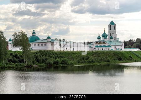 Façade du monastère Aleksandro-Svirskiy sur le lac Roshchinsky. Staraya Sloboda, région de Leningrad Russie paysage pâques Banque D'Images