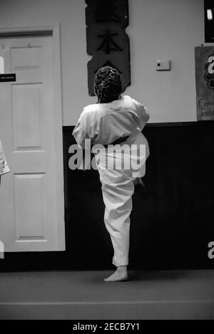 Cette photo d'action est de mon fils et de ses camarades de classe dans une classe de karaté. Karate est un sport physiquement et mentalement stimulant qui renforce l'agilité. Banque D'Images