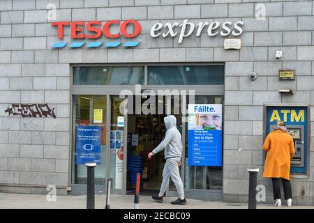 Un magasin Tesco Express ouvert dans le centre-ville de Dublin, pendant le confinement en cas de pandémie COVID-19.les restrictions au confinement de niveau 5 devraient être étendues par le gouvernement irlandais, d'au moins six semaines supplémentaires, avec seulement les écoles et le secteur de la construction susceptibles d'être autorisés à rouvrir avant Pâques. Banque D'Images