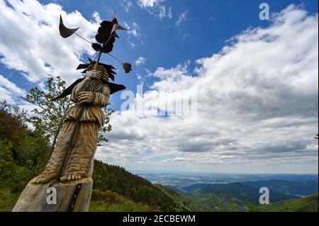 Une sculpture en bois à Schauinsland dans la Forêt Noire avec Une vue sur Fribourg par temps ensoleillé Banque D'Images