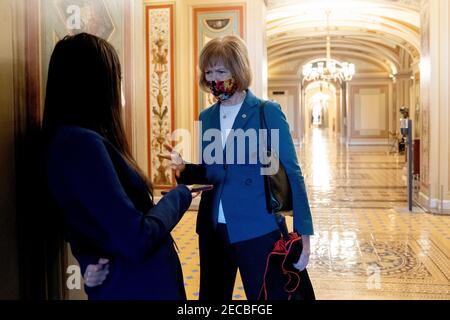 Washington, DC, États-Unis. 13 février 2021. Le sénateur Tina Smith, démocrate du Minnesota, à droite, s'adresse à un membre des médias au Capitole des États-Unis à Washington, DC, États-Unis, le samedi 13 février 2021. Le Sénat a voté pour examiner une demande de témoins lors du procès de destitution de Donald Trump, en injectant un nouvel élément chaotique qui pourrait finir par prolonger les procédures qui semblaient en bonne voie de se terminer aujourd'hui. Credit: Stefani Reynolds - Pool via CNP | usage dans le monde crédit: dpa/Alay Live News Banque D'Images