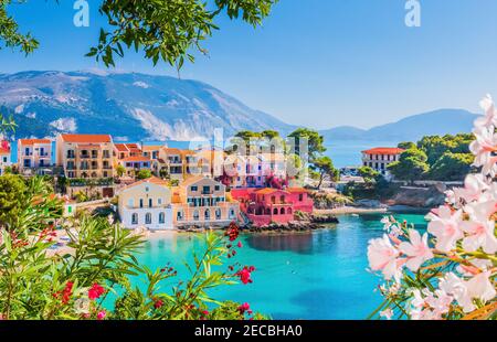 Kefalonia, Grèce. Village coloré d'Assos à Kefalonia. Banque D'Images