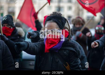 Varsovie, Varsovie, Pologne. 13 février 2021. Des activistes féministes se sont manifestant contre la violence faite aux femmes le 13 février 2021 à Varsovie, en Pologne. Environ 50 personnes se sont rassemblées devant le siège d'Ordo Iuris, Ensuite, il s'est installé au palais présidentiel de Varsovie pour protester contre la violence sexiste, en particulier contre la violence faite aux femmes, en exécutant ''un violador en tu camino''', un article de protestation féministe qui a été exécuté pour la première fois par les activistes féministes chiliens du collectif Las tesis en 2019. Crédit: Aleksander Kalka/ZUMA Wire/Alay Live News Banque D'Images