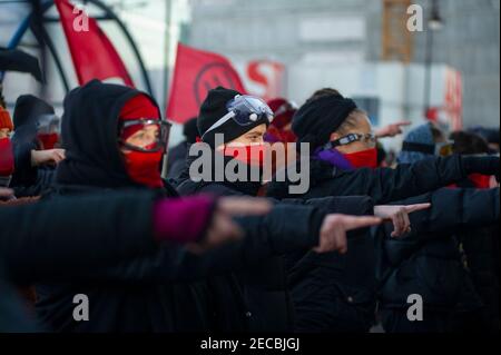 Varsovie, Varsovie, Pologne. 13 février 2021. Des activistes féministes se sont manifestant contre la violence faite aux femmes le 13 février 2021 à Varsovie, en Pologne. Environ 50 personnes se sont rassemblées devant le siège d'Ordo Iuris, Ensuite, il s'est installé au palais présidentiel de Varsovie pour protester contre la violence sexiste, en particulier contre la violence faite aux femmes, en exécutant ''un violador en tu camino''', un article de protestation féministe qui a été exécuté pour la première fois par les activistes féministes chiliens du collectif Las tesis en 2019. Crédit: Aleksander Kalka/ZUMA Wire/Alay Live News Banque D'Images