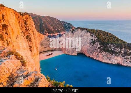 Zakynthos, Grèce. Plage de Navagio avec épave au coucher du soleil. Banque D'Images