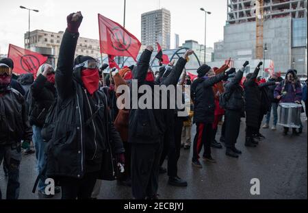 Varsovie, Varsovie, Pologne. 13 février 2021. Des activistes féministes se sont manifestant contre la violence faite aux femmes le 13 février 2021 à Varsovie, en Pologne. Environ 50 personnes se sont rassemblées devant le siège d'Ordo Iuris, Ensuite, il s'est installé au palais présidentiel de Varsovie pour protester contre la violence sexiste, en particulier contre la violence faite aux femmes, en exécutant ''un violador en tu camino''', un article de protestation féministe qui a été exécuté pour la première fois par les activistes féministes chiliens du collectif Las tesis en 2019. Crédit: Aleksander Kalka/ZUMA Wire/Alay Live News Banque D'Images