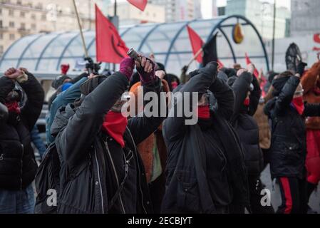 Varsovie, Varsovie, Pologne. 13 février 2021. Des activistes féministes se sont manifestant contre la violence faite aux femmes le 13 février 2021 à Varsovie, en Pologne. Environ 50 personnes se sont rassemblées devant le siège d'Ordo Iuris, Ensuite, il s'est installé au palais présidentiel de Varsovie pour protester contre la violence sexiste, en particulier contre la violence faite aux femmes, en exécutant ''un violador en tu camino''', un article de protestation féministe qui a été exécuté pour la première fois par les activistes féministes chiliens du collectif Las tesis en 2019. Crédit: Aleksander Kalka/ZUMA Wire/Alay Live News Banque D'Images