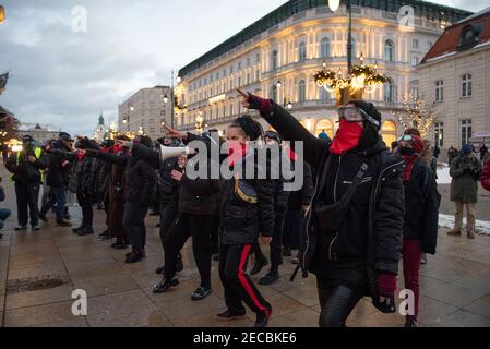 Varsovie, Varsovie, Pologne. 13 février 2021. Des activistes féministes se sont manifestant contre la violence faite aux femmes le 13 février 2021 à Varsovie, en Pologne. Environ 50 personnes se sont rassemblées devant le siège d'Ordo Iuris, Ensuite, il s'est installé au palais présidentiel de Varsovie pour protester contre la violence sexiste, en particulier contre la violence faite aux femmes, en exécutant ''un violador en tu camino''', un article de protestation féministe qui a été exécuté pour la première fois par les activistes féministes chiliens du collectif Las tesis en 2019. Crédit: Aleksander Kalka/ZUMA Wire/Alay Live News Banque D'Images