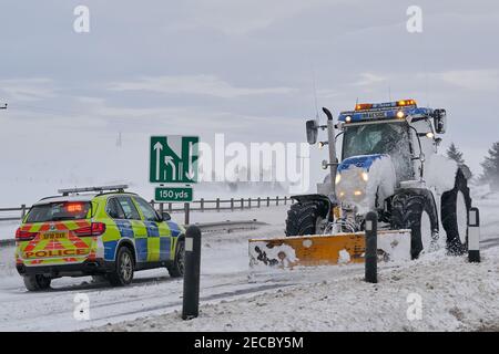 A96 Aberdeen à Elgin Road, Aberdeenshire et Moray, Royaume-Uni. 13 février 2021. ROYAUME-UNI. Il s'agit d'une scène de l'A96 qui a été fermée à divers endroits en raison du vent élevé qui soufflait de la neige au-dessus des fileds et qui bloquait la route. Credit: JASPERIMAGE / Alamy Live News Banque D'Images