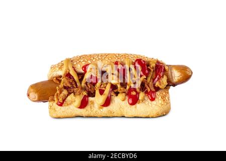 Hot dog avec une énorme saucisse et des oignons frits croustillants blanc Banque D'Images