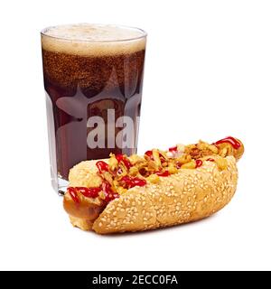 Hot dog juteux et verre de boisson sur blanc Banque D'Images