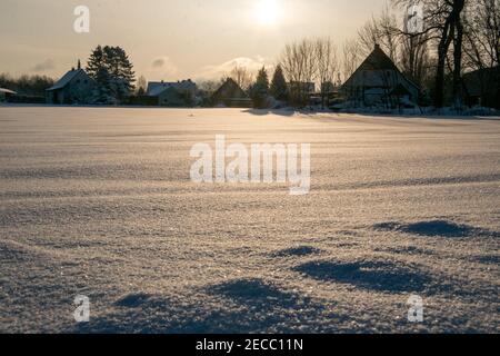 Début de l'hiver à Bünde. Tout est couvert de neige profonde. Banque D'Images