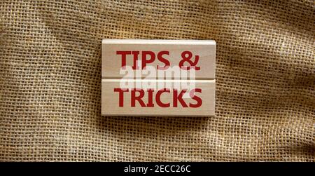 Symbole conseils et astuces. Blocs en bois avec les mots « conseils et astuces ». Magnifique arrière-plan en toile. Business, conseils et astuces. Copier l'espace. Banque D'Images