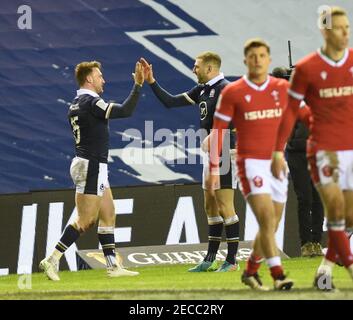 Stade BT Murrayfield, Édimbourg.Écosse Royaume-Uni.13 février 21. Match Guinness six Nations. Ecosse contre pays de Galles. Écosse Stuart Hogg célèbre sa deuxième tentative avec Finn Russell Credit: eric mccowat/Alay Live News Banque D'Images