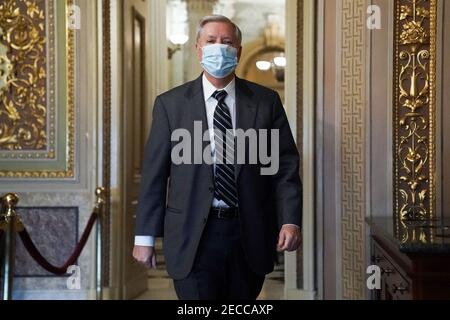 Washington, États-Unis. 13 février 2021. Le sénateur Lindsey Graham, R-S.C., est vu dans la salle de réception du Sénat pendant la cinquième journée du procès de destitution de l'ancien président Donald Trump, le samedi 13 février 2021. Photo de piscine par Greg Nash crédit: UPI/Alay Live News Banque D'Images