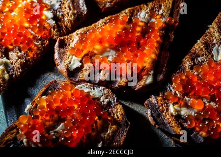 pain grillé au seigle avec du beurre et du caviar de saumon rouge Banque D'Images