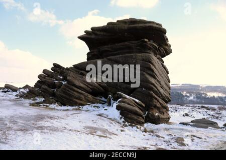 Bloc de Gritstone appelé le chapeau de mère sur le Moor de Hathersage Parc national du Peak District Banque D'Images