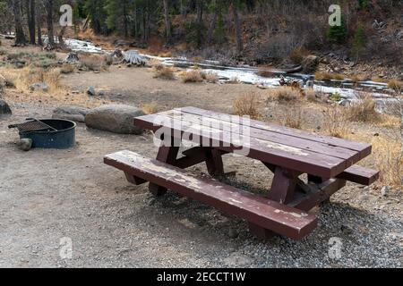 Un camping vide au terrain de camping de la rivière Upper Little Truckee en Californie, aux États-Unis Banque D'Images