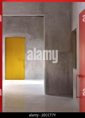 Intérieur - vue sur l'espace communal supérieur. The Gallery House, Bansberia, Inde. Architecte: ABIN Design Studio, 2020. Banque D'Images