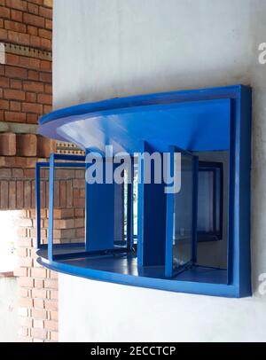 Fenêtre en métal peint. The Gallery House, Bansberia, Inde. Architecte: ABIN Design Studio, 2020. Banque D'Images