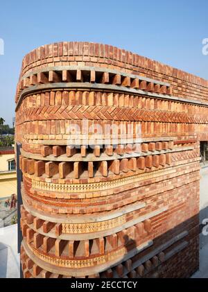 Vue de la façade extérieure supérieure arrière. The Gallery House, Bansberia, Inde. Architecte: ABIN Design Studio, 2020. Banque D'Images