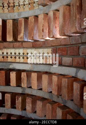 Détail brique. The Gallery House, Bansberia, Inde. Architecte: ABIN Design Studio, 2020. Banque D'Images