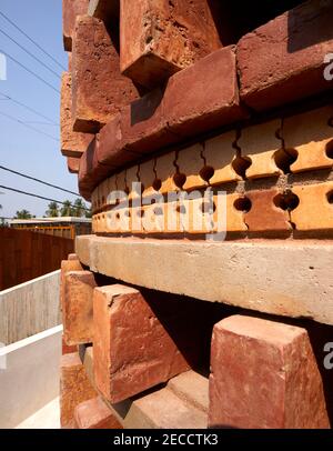 Détail brique. The Gallery House, Bansberia, Inde. Architecte: ABIN Design Studio, 2020. Banque D'Images