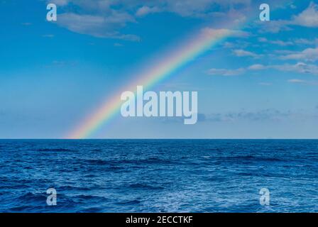 Arc-en-ciel coloré sur l'océan Atlantique Banque D'Images
